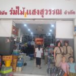 คึกคัก! ผปค.แห่ซื้อชุดนักเรียน ให้ลูกหลานเตรียมเปิดเทอมนี้