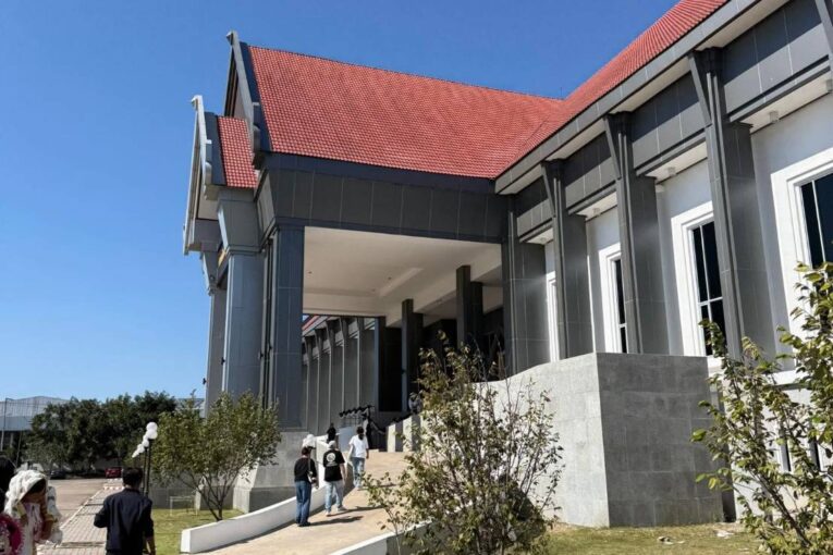 “ศึกมรดกตระกูลทองแท่งไทย” วัชราภรณ์ ยื่นศาลชุมแพ ขอเป็นผู้จัดการมรดกหลายพันล้าน ด้านอดีตภรรยาและลูกชาย 3 คนยื่นคัดค้าน อ้างพินัยกรรมมีพิรุธ