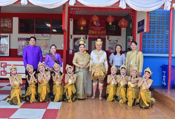 อลังการทั้งโรงเรียน! ผอ.อนุบาลขอนแก่น นำทีมแต่งชุดวรรณคดีไทย วันสุนทรภู่ 69 ปลุกกระแสรักภาษาไทย